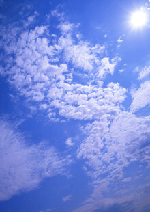 晴朗蓝天与蓬松白云