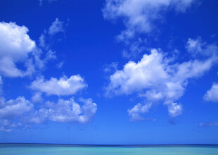 蓝天碧海间的白云美景