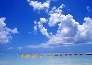 碧海蓝天中的多彩皮划艇