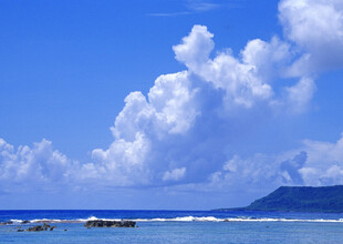 碧海蓝天中的壮阔海景