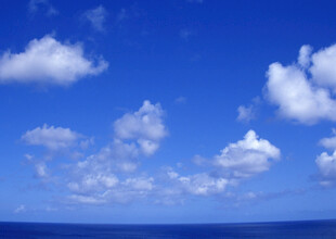 蓝天碧海间的白云飘飘