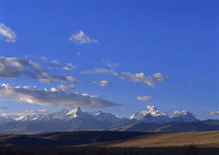蓝天雪山壮美自然风光