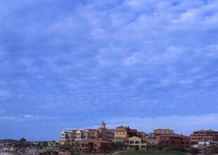 蓝天之下的城镇风光