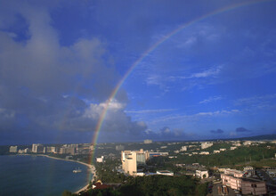 海边城市上空的绚丽彩虹