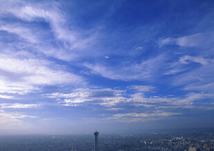 城市上空的蔚蓝天空美景