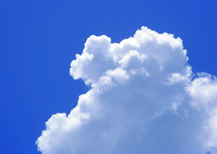 蓝天中的蓬松白云