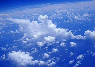 高空俯瞰的壮丽云海景观