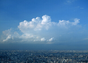 城市上空的壮丽白云景观