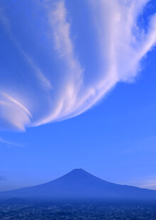 蓝天之下的巍峨富士山