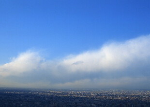 蓝天之下的城市与云层
