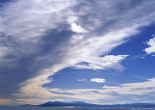 壮丽蓝天与层叠云朵景观