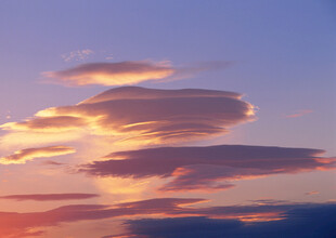 梦幻晚霞中的奇特云彩