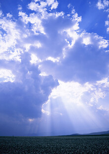 阳光穿透云层洒向大地