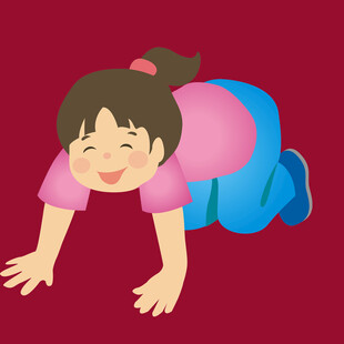 趴着玩耍的可爱小女孩