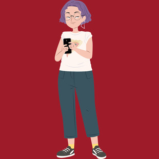 女子手持手机站立