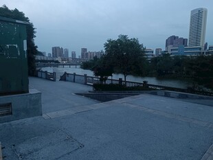 城市雨天空旷广场景象
