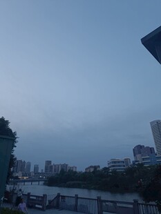 城市河畔暮色景观