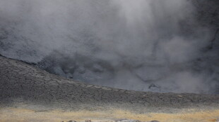 火山口烟雾缭绕景象