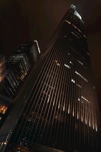 都市夜景中的摩天大楼