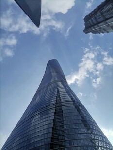 仰视摩天大楼的壮观景象