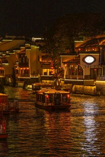 夜晚河畔的璀璨景象