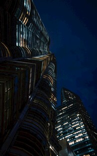 夜幕下的繁华都市高楼