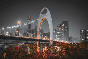 夜晚城市桥梁璀璨夜景