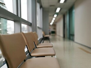 医院走廊的空座椅