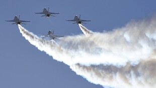 编队战机空中精彩表演