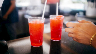 手递两杯红色饮品