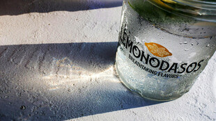 瓶装矿泉水置于粗糙表面