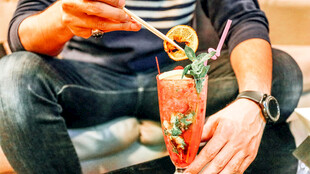 手持创意饮品的休闲时刻