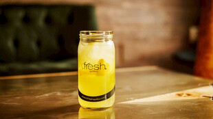 玻璃杯中黄色饮品