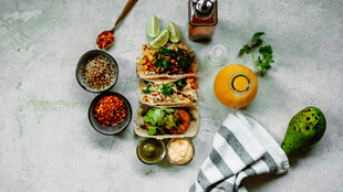 多彩新鲜食材与烹饪器具