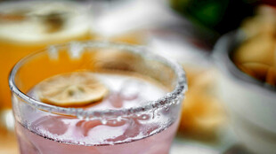 粉色柠檬鸡尾酒特写