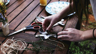 手工制作场景中的灵巧双手