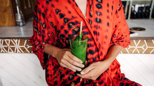 身着红裙手持绿植的女性