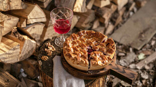 户外烤炉烤制美味披萨