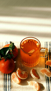 鲜橙饮品与水果面包组合