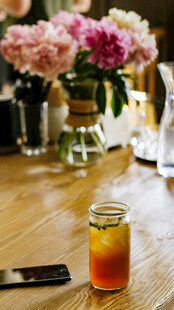 木质桌上的花茶与鲜花