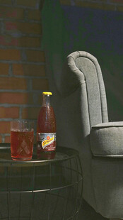 复古风沙发旁的饮料零食