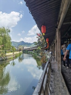 古村河畔行人赏景