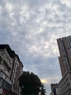 城市上空的多云景象