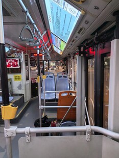 地铁车厢内的设施与景象