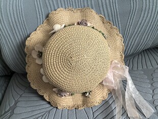 复古风草帽置于沙发上