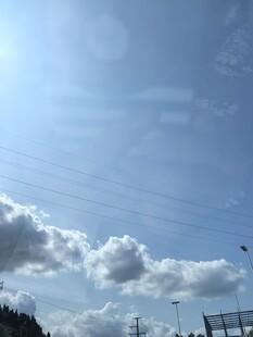 晴朗天空下的白云与电线