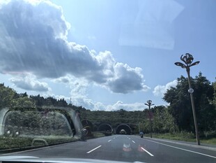 公路行车蓝天白云