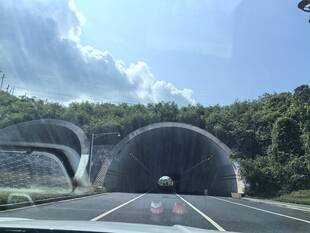 公路隧道入口风景