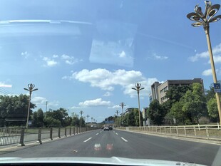 公路行车视角的开阔风景