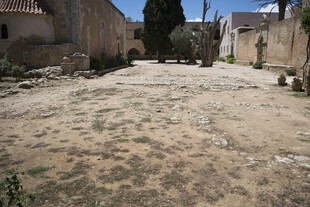 古老村落的空旷庭院